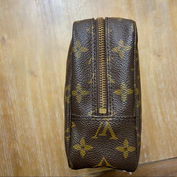 Authentic Louis Vuitton Trousse 23 - Picture 3 of 11